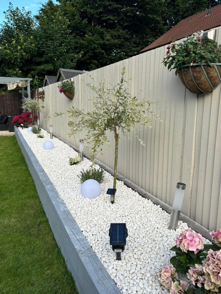 10 Creative Small Garden Fence Ideas to Transform Your Outdoor Space - Image 1