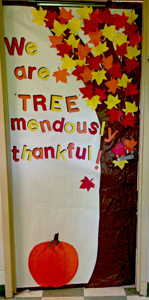15 Creative Fall Door Decor Classroom Ideas to Welcome Autumn - Image 3