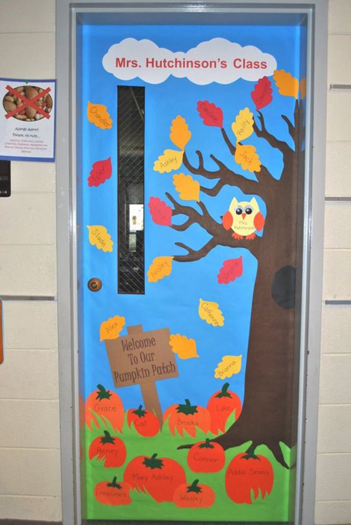 15 Creative Fall Door Decor Classroom Ideas to Welcome Autumn - Image 5
